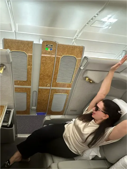 Clea estirándose en su suite de First Class de Emirates