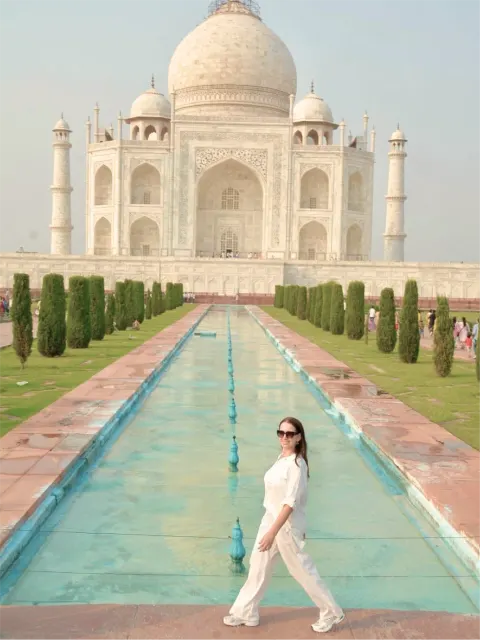 Clea caminando frente al Taj Mahal, en India