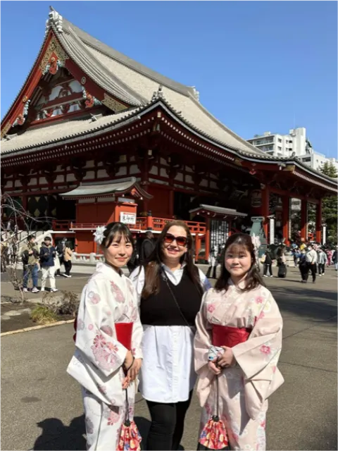 Clea frente al templo Senso-ji, en Tokio, junto a dos mujeres vestidas con kimono