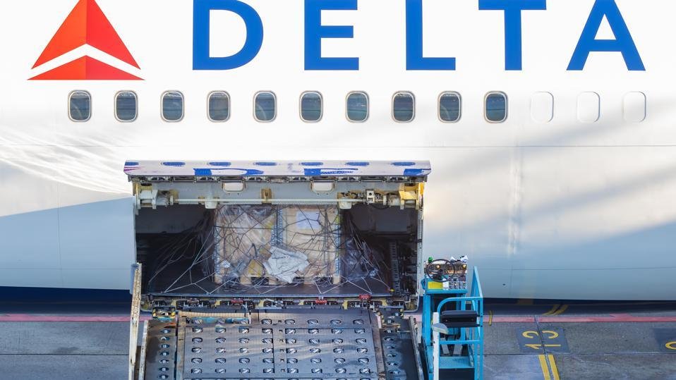Delta te paga si tu maleta se retrasa: la garantía secreta que pocos viajeros conocen